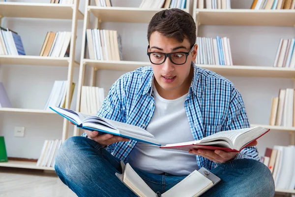 Mladý student studující s knihami — Stock fotografie