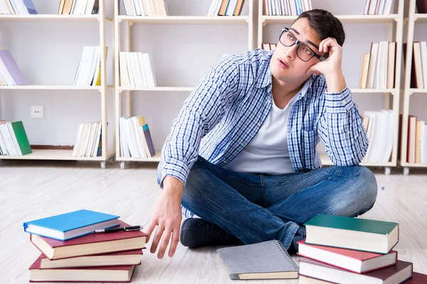 Jovem estudante estudando com livros — Fotografia de Stock