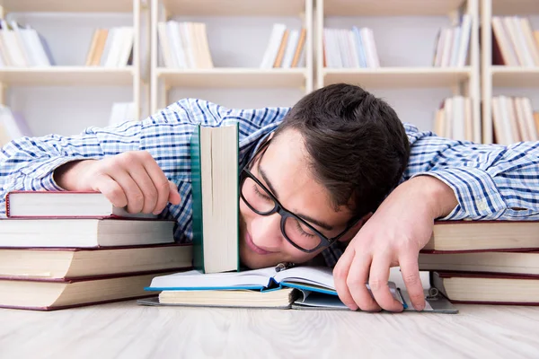 Giovane studente che studia con i libri — Foto Stock