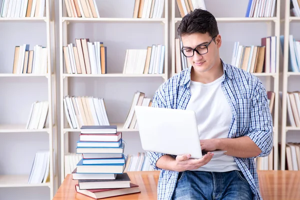 Kitapları olan genç bir öğrenci sınavlara hazırlanıyor.