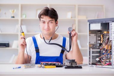 Masaüstü bilgisayarını tamir eden bilgisayar tamircisi