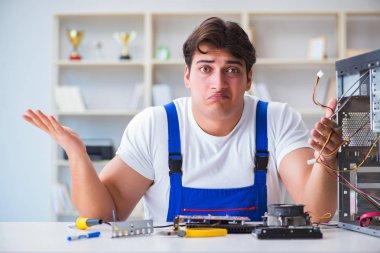 Masaüstü bilgisayarını tamir eden bilgisayar tamircisi