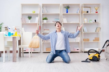 Adam evi temizliyor.