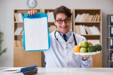 Bilim adamı çeşitli gıdalarda besin araştırması yapıyor