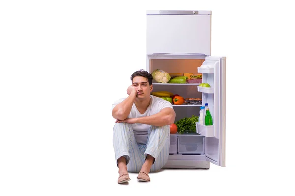 Hombre junto al refrigerador lleno de comida — Foto de Stock
