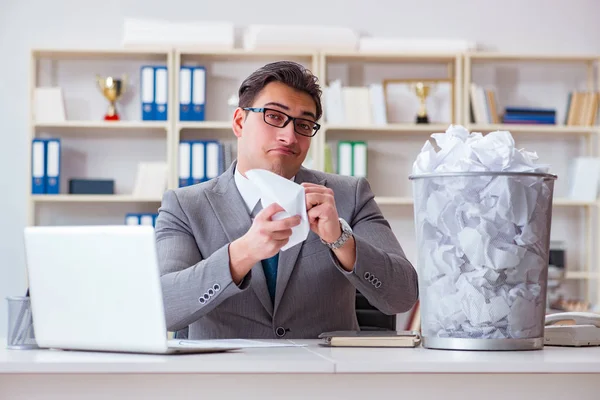 Biznesmen w koncepcji recyklingu papieru w biurze — Zdjęcie stockowe