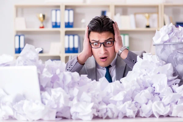 Empresario en concepto de reciclaje de papel en la oficina —  Fotos de Stock