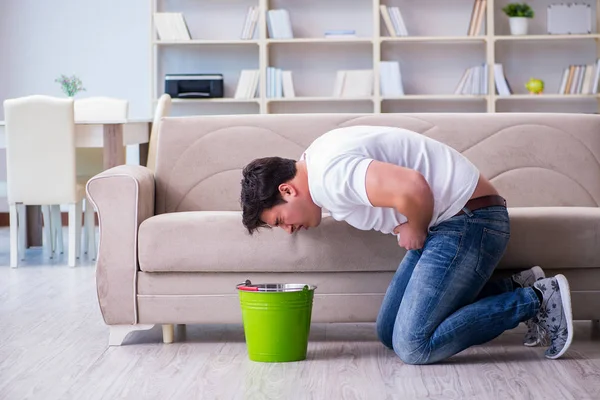 Uomo che soffre di stomaco malato e vomito — Foto Stock