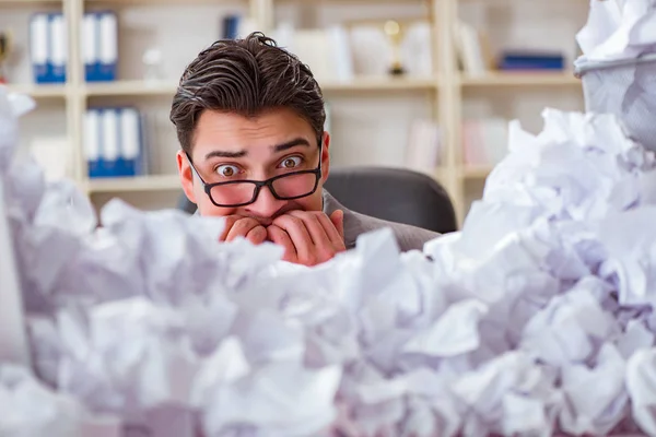 Empresário no conceito de reciclagem de papel no escritório — Fotografia de Stock