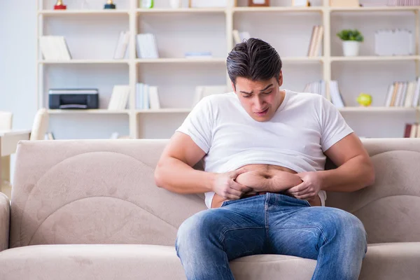 Människan lider av extra vikt i kost koncept — Stockfoto