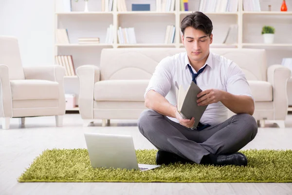 Geschäftsmann sitzt im Büro auf dem Fußboden — Stockfoto