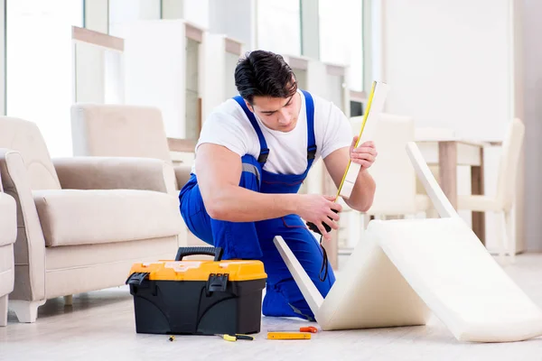 Meubilair reparateur werkt in de winkel — Stockfoto