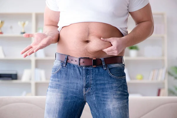 Hombre que sufre de peso extra en concepto de dieta — Foto de Stock