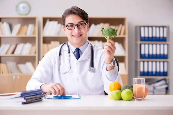 Cientista estudando nutrição em vários alimentos — Fotografia de Stock