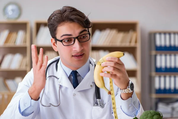 Cientista estudando nutrição em vários alimentos — Fotografia de Stock