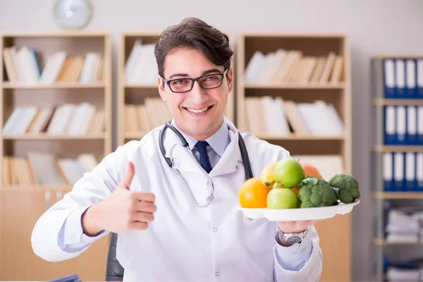 Cientista estudando nutrição em vários alimentos — Fotografia de Stock