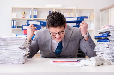 İşadamı evrak işleriyle meşgul.