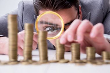 Ticari büyüme kavramında altın sikkeleri olan bir işadamı