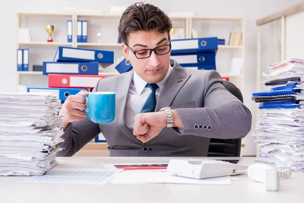 İşadamı evrak işleriyle meşgul.