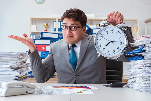 Empresário faltam prazos devido ao excesso de trabalho — Fotografia de Stock