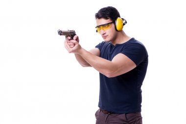 Beyazlara izole edilmiş bir şekilde silahtan spor atışı yapan adam.