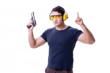 Beyazlara izole edilmiş bir şekilde silahtan spor atışı yapan adam.