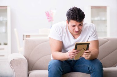 Üzgün Aziz Sevgililer Günü konsepti içinde genç bir adam