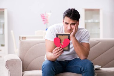 Üzgün Aziz Sevgililer Günü konsepti içinde genç bir adam