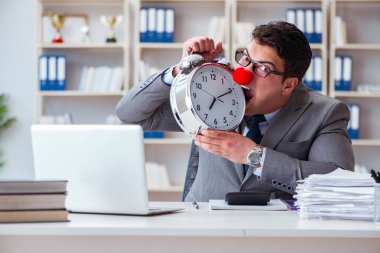 Alarmlı saati olan palyaço işadamı son teslim tarihini kaçırmış.