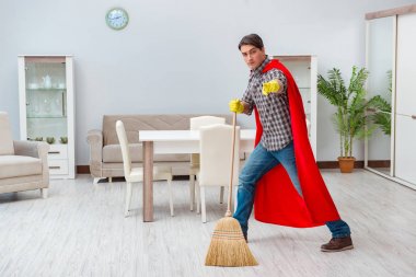 Süper kahraman temizleyicisi evde çalışıyor.