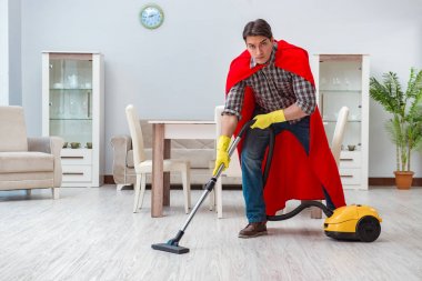 Süper kahraman temizleyicisi evde çalışıyor.