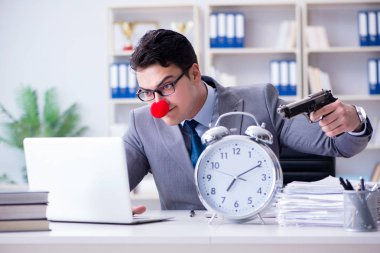 Ofiste çalışan palyaço işadamı sinirli bir...