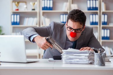 Ofiste çalışan palyaço işadamı sinirli bir...