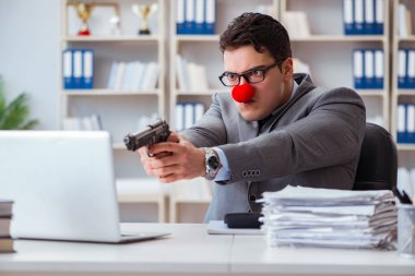 Ofiste çalışan palyaço işadamı sinirli bir...