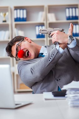 Ofiste çalışan palyaço işadamı kendini bu işe adamaktan bıktı.