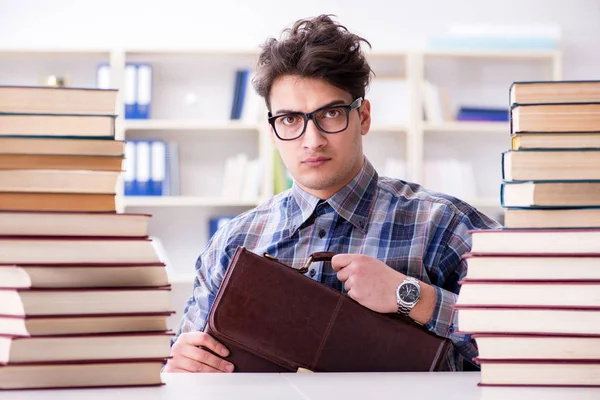 İnek öğrenci üniversite sınavlarına hazırlanıyor.