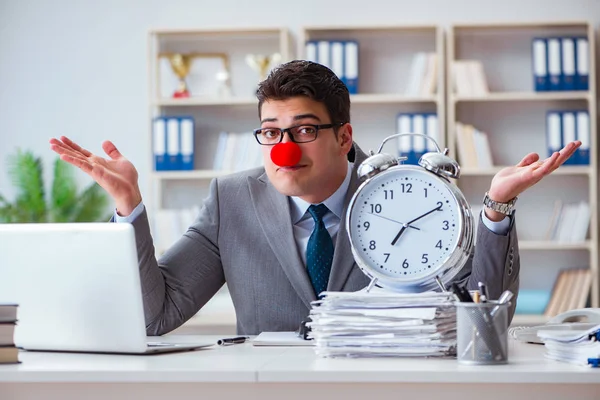 Alarmlı saati olan palyaço işadamı son teslim tarihini kaçırmış.