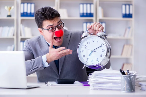 Alarmlı saati olan palyaço işadamı son teslim tarihini kaçırmış.