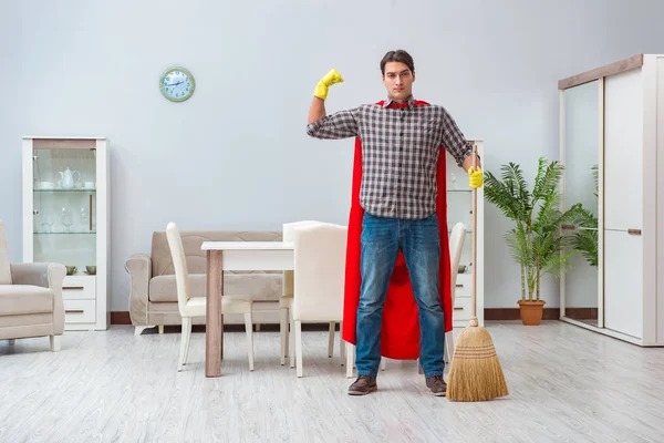 Супер герой прибиральник працює вдома — стокове фото