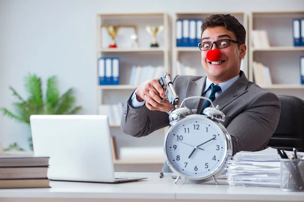 Clown uomo d'affari che lavora in ufficio arrabbiato frustrato con un — Foto Stock