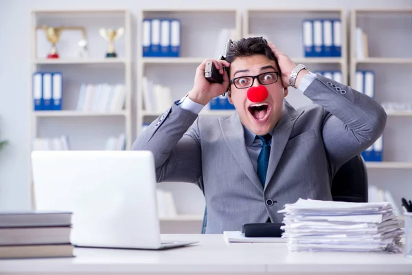 Clown homme d'affaires travaillant dans le bureau en colère frustré par un — Photo