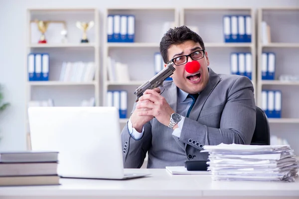 Clown homme d'affaires travaillant dans le bureau frustré commettre su — Photo
