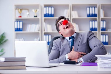 Palyaço işadamı ofiste eğleniyor.