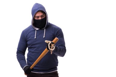 Beyazda beysbol sopası olan genç bir holigan.