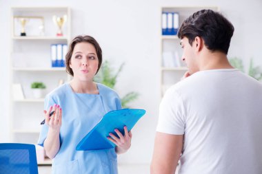 Tıbbi konsept olarak kadın doktoru ziyaret eden adam