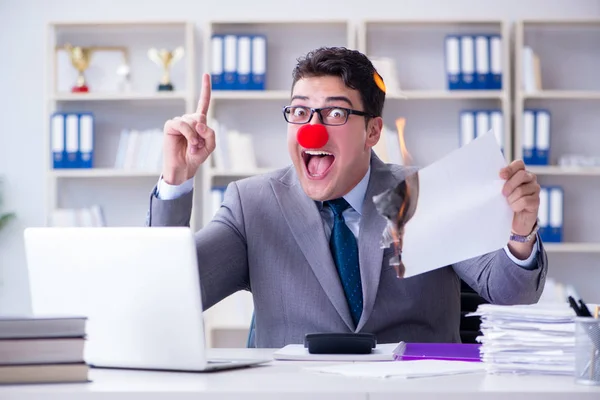 Clown-Geschäftsmann verbrennt Papierpapier im Büro — Stockfoto