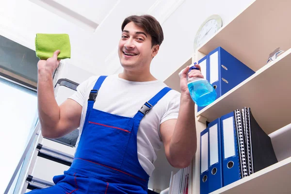 Férfi irodatisztító tisztító polcok az irodában — Stock Fotó