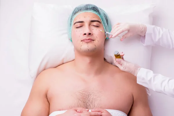 Hombre guapo en concepto de masaje spa — Foto de Stock