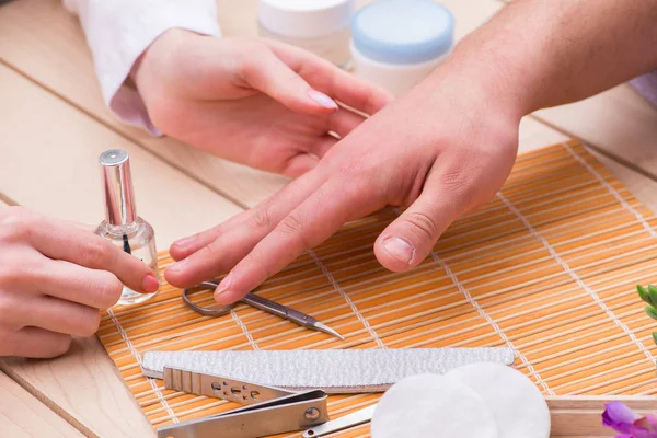 Erkekler için el manikürü konsepti