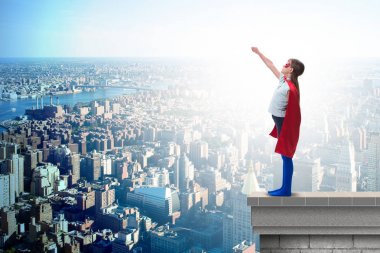 Küçük çocuk şehri kötülükten koruyor.